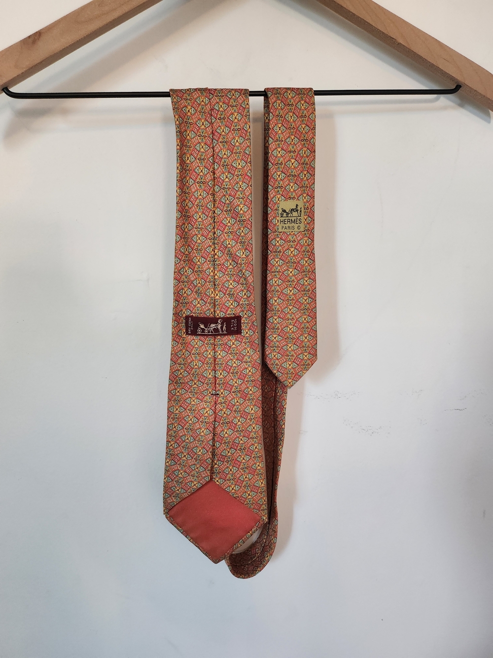 Designer Authetic Hermes 100% Silk Coral and Light Blue Geometric Silk Tie - Picture 4 of 11